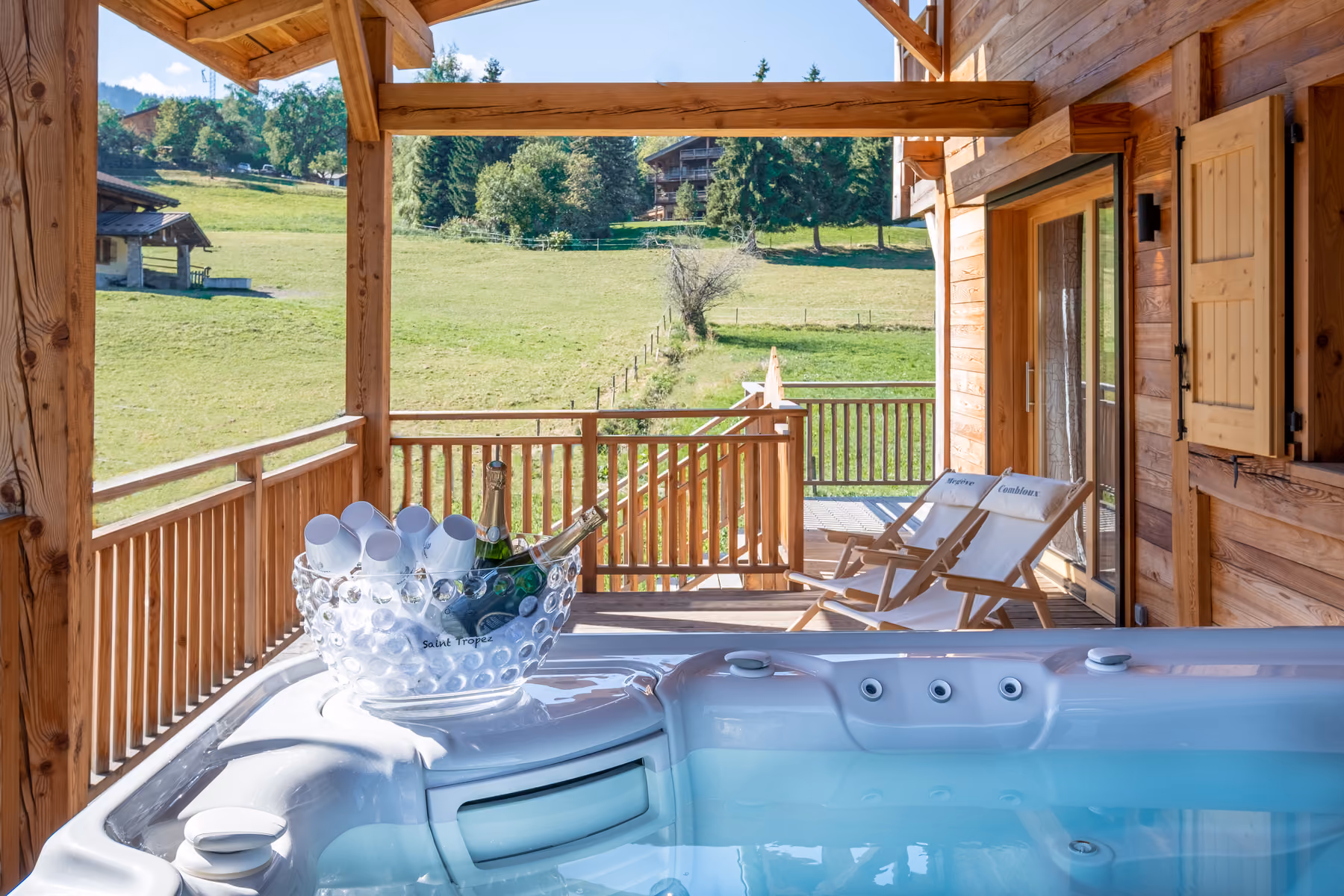 Outdoor hot tub at Chalet Ango with covered terrace, between Combloux and Megève.