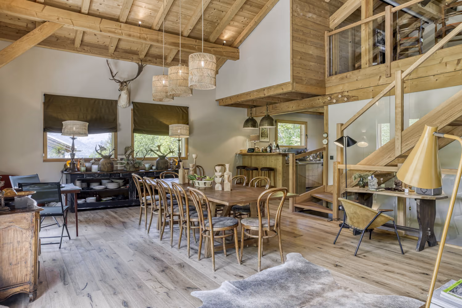 Spacious open-plan dining room with cathedral ceiling and kitchen in a luxury chalet.
