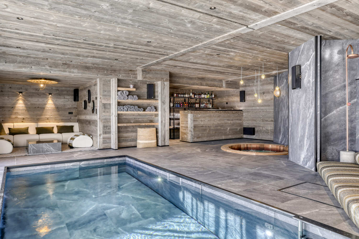 Chalet with pool and jacuzzi