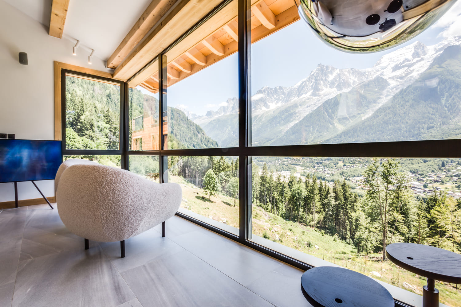 Salon avec vue Mont-Blanc au chalet de luxe Le Belvédère à Chamonix 