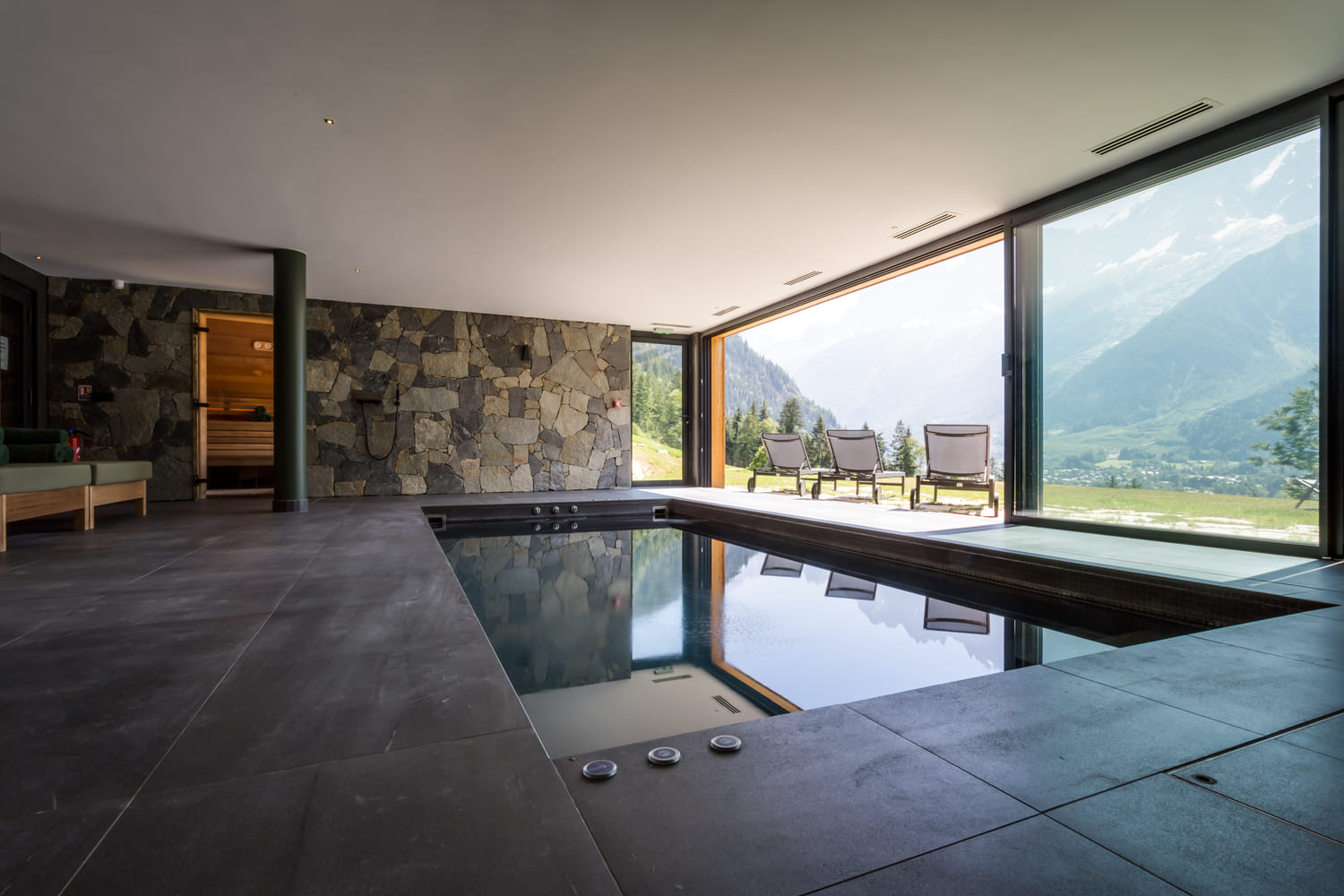 Piscine intérieure avec vue panoramique sur le Mont-Blanc 