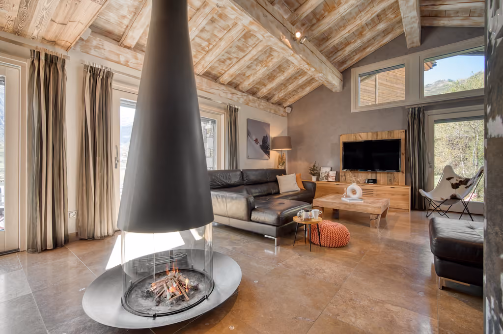 Salon chaleureux avec cheminée du Chalet Ancolie à Tignes 