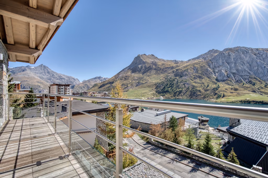 Terrasse panoramique du Chalet Ancolie offrant une vue imprenable sur le lac de Tignes et les montagnes de Haute Tarentaise