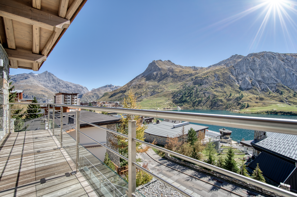 Terrasse panoramique du Chalet Ancolie offrant une vue imprenable sur le lac de Tignes et les montagnes de Haute Tarentaise