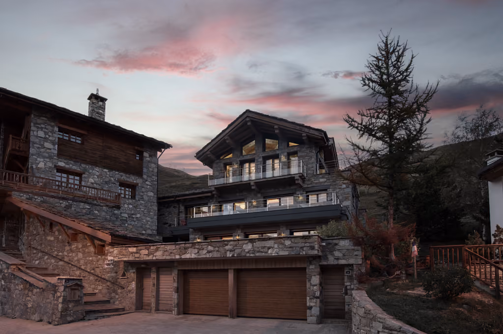 Façade du Chalet Ancolie, chalet de luxe individuel situé au cœur de Tignes avec vue sur le lac et les sommets alpins