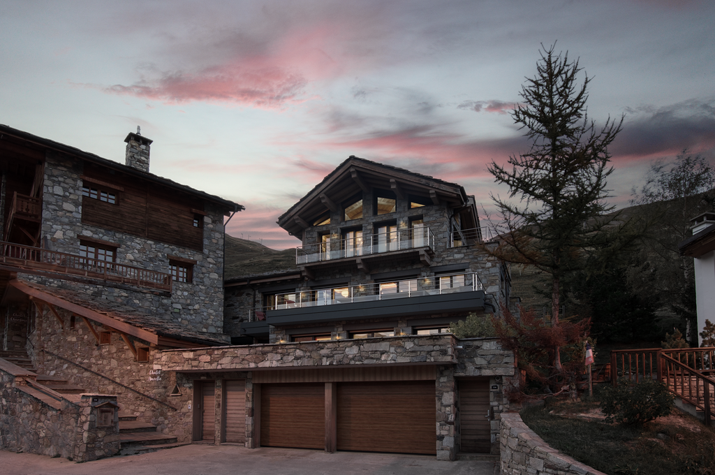 Façade du Chalet Ancolie, chalet de luxe individuel situé au cœur de Tignes avec vue sur le lac et les sommets alpins
