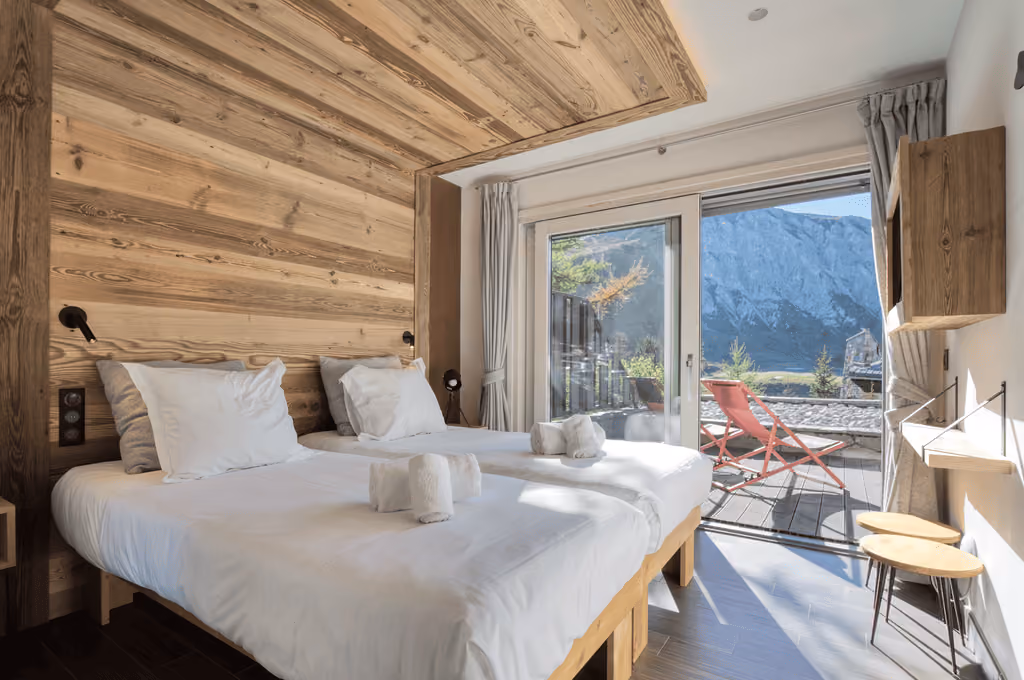 Chambre double du Chalet Ancolie à Tignes avec balcon privatif et vue exceptionnelle sur les montagnes
