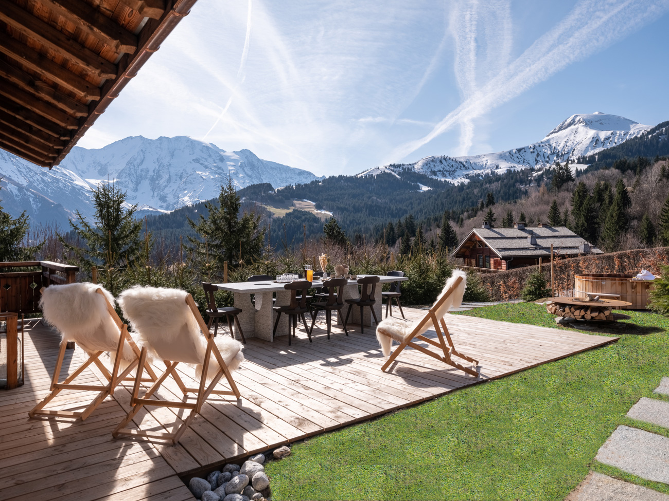 Terrasse d'un chalet de luxe à Saint-Gervais Mont-Blanc avec vue panoramique sur les montagnes.