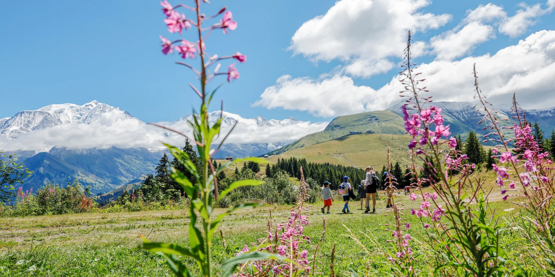 SortFamille en randonnée sur les sentiers de Saint-Gervais Mont-Blanc avec vue sur le massif du Mont-Blanc.ie en famille Saint-Gervais 