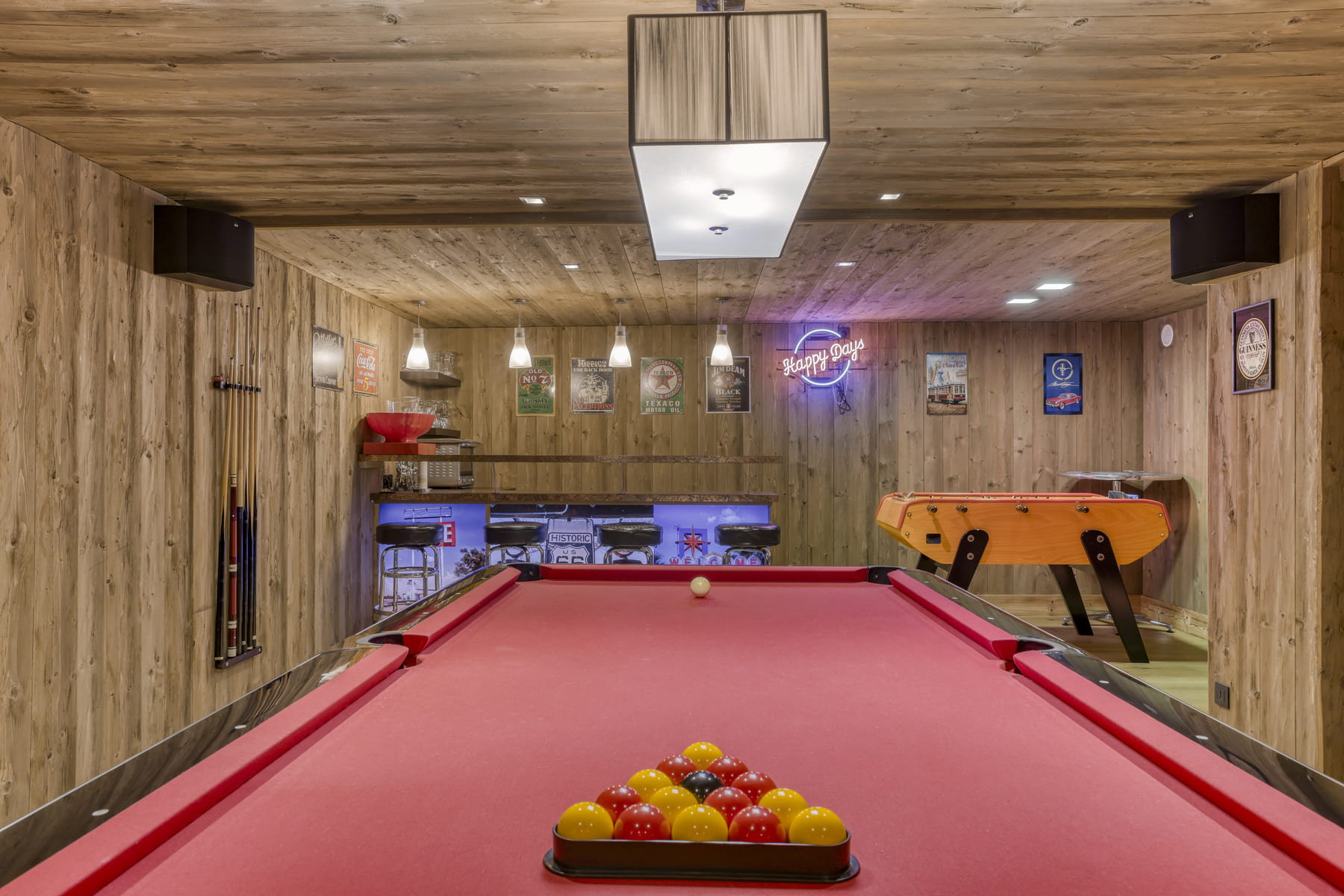 Salle de jeux avec billard et baby-foot au Chalet des Ours, chalet familial de luxe à Megève.