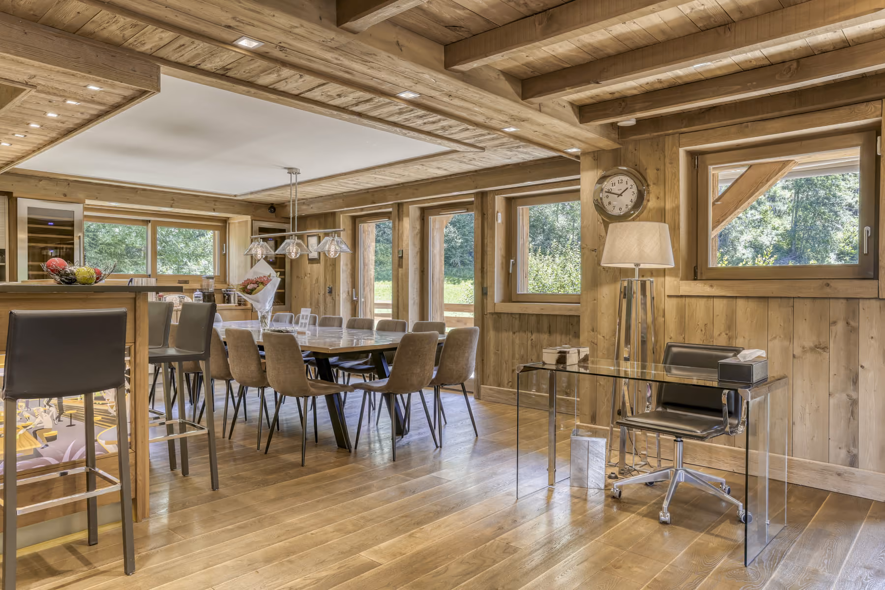 Spacious dining room with open-plan kitchen at Chalet des Ours in Megève.