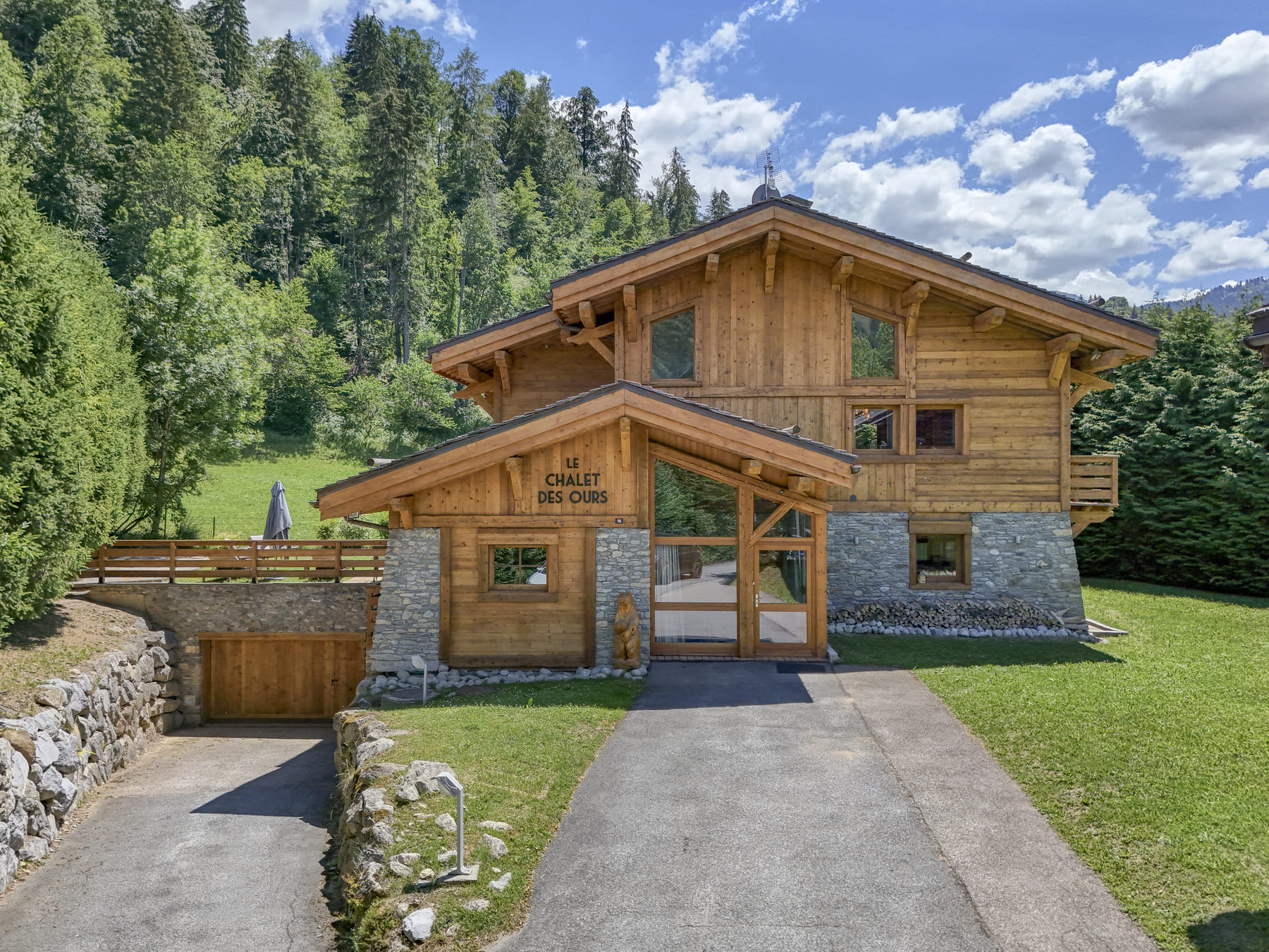 Façade du Chalet des Ours, chalet de luxe à Megève avec jardin et vaste espace extérieur.