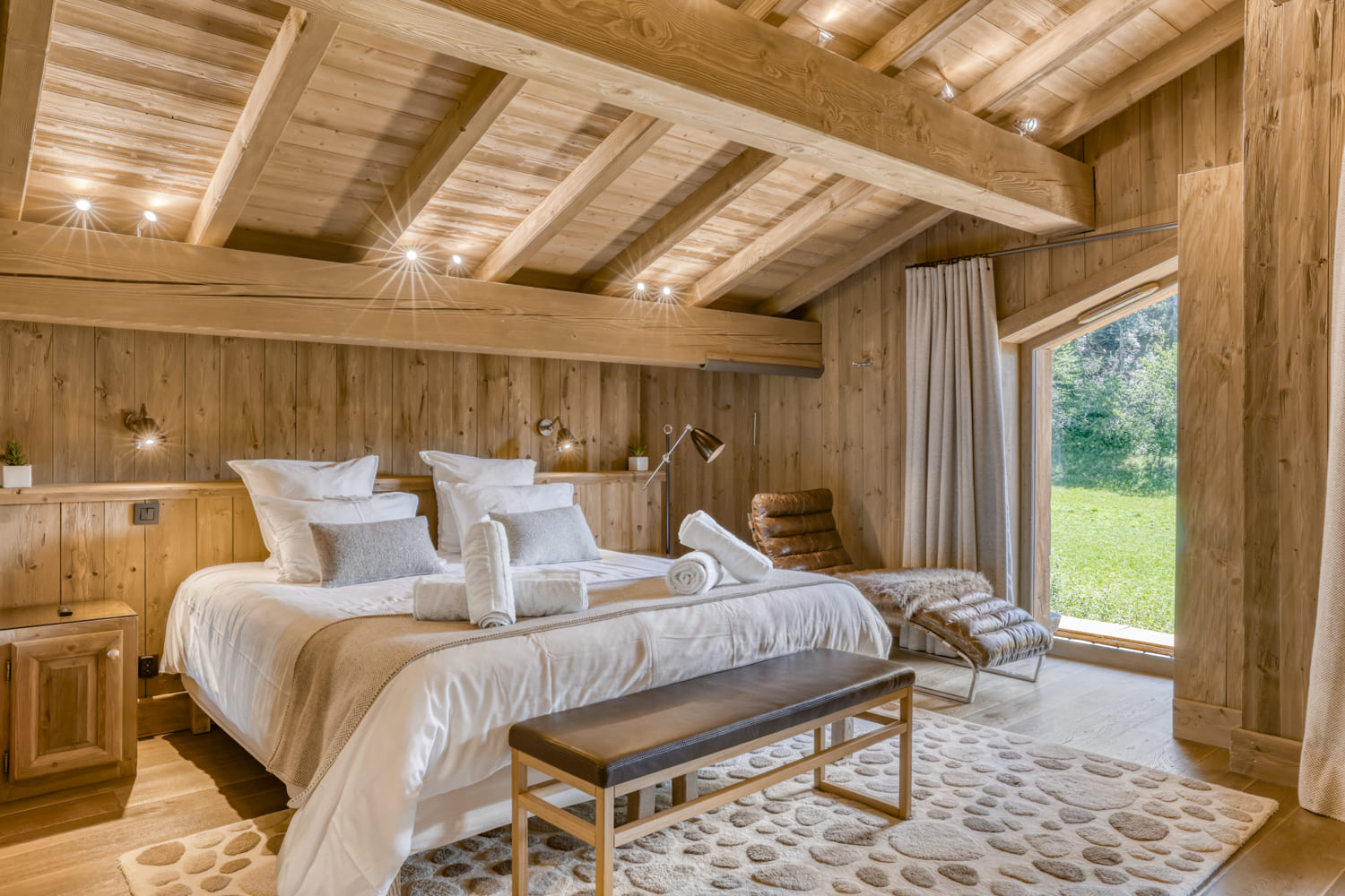 Chambre double chaleureuse avec accès au jardin au Chalet des Ours à Megève.