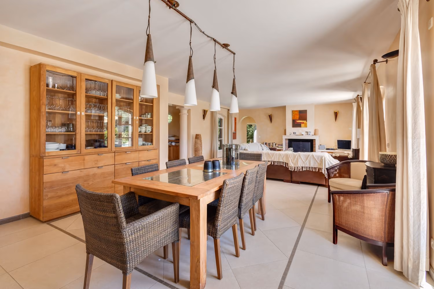 Bright dining room in a luxury villa for rent near Saint-Tropez.