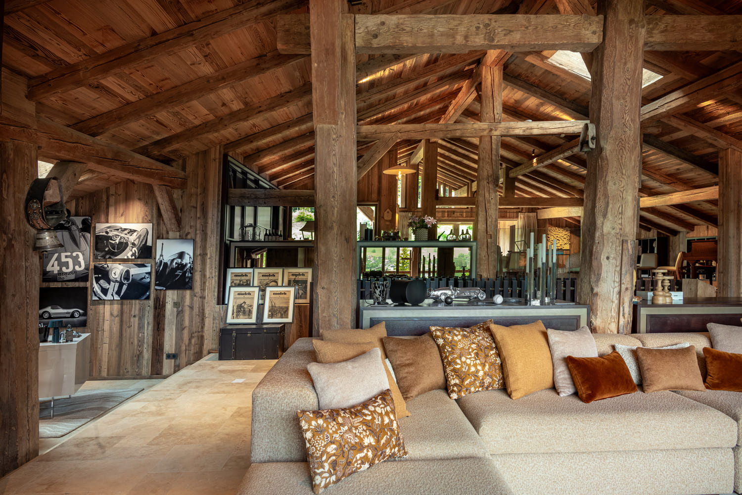 Salon sous charpente d'une ferme de luxe à louer à Megève.