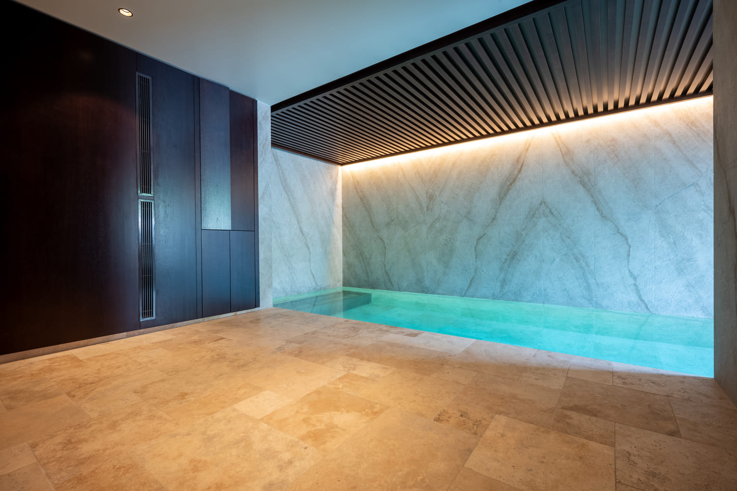 Piscine intérieure du spa d'une ferme rénovée à Megève.
