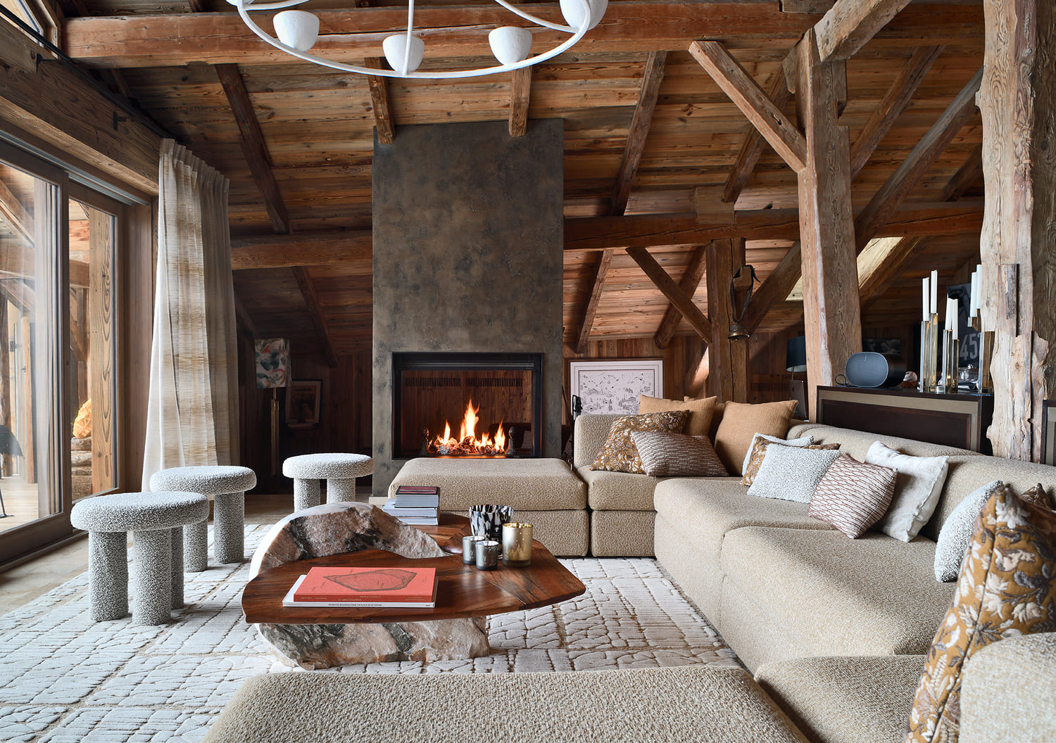 Grand salon avec cheminée dans une ferme d'exception à Megève.