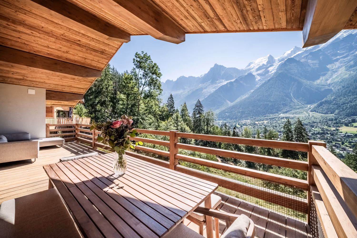 Terrasse panoramique du Chalet Astrée face au Mont-Blanc et à l'Aiguille du Midi