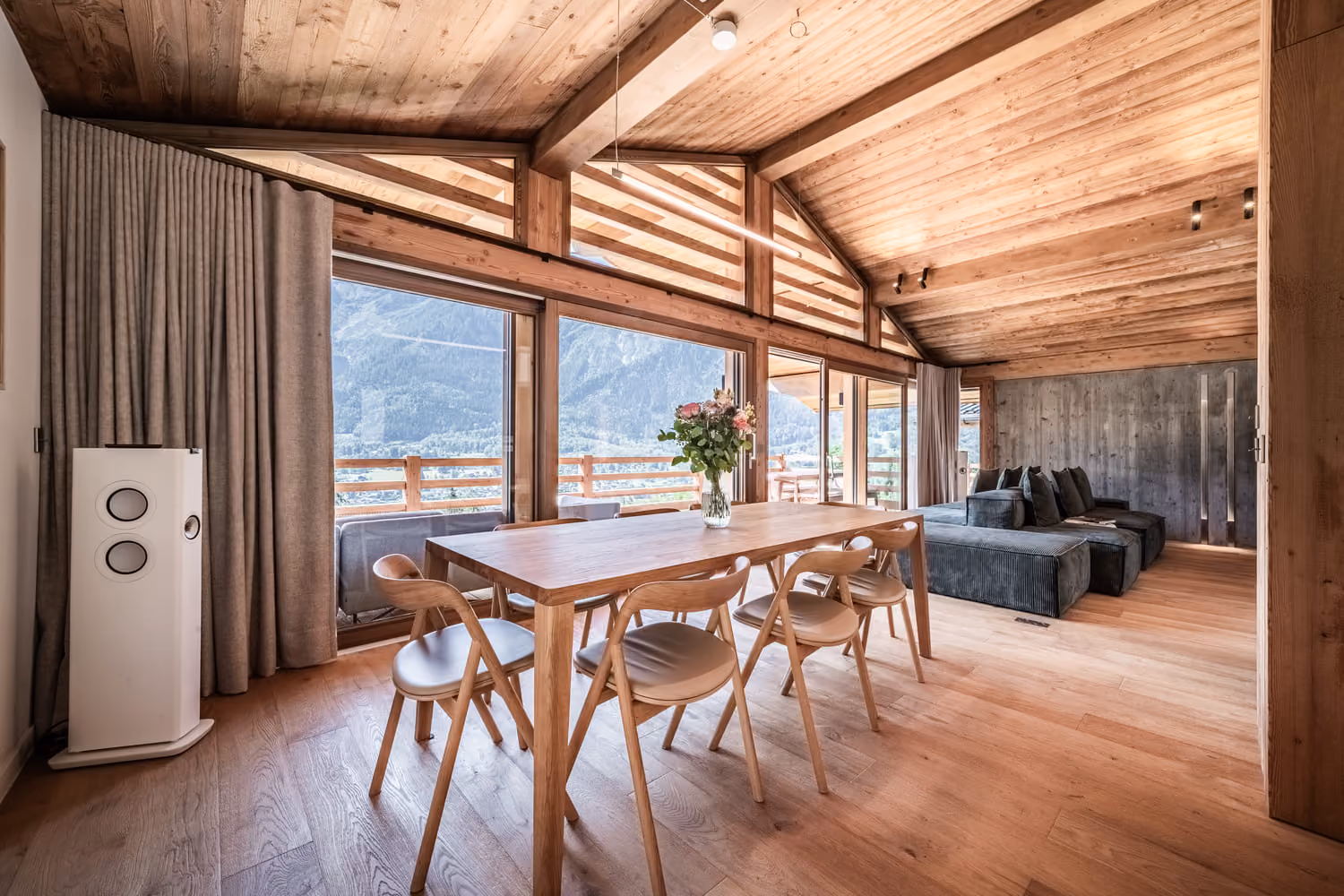 Terrasse tournée vers les sommets, séjour à la montagne