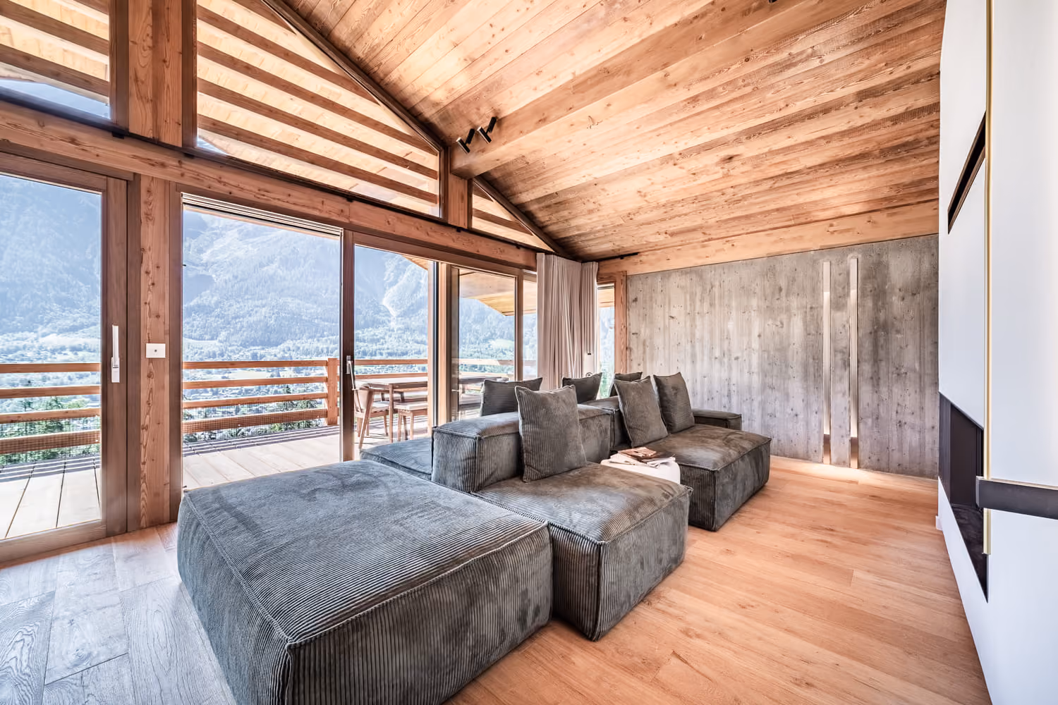 Chalet avec cheminée et grandes baies vitrées sur les montagnes