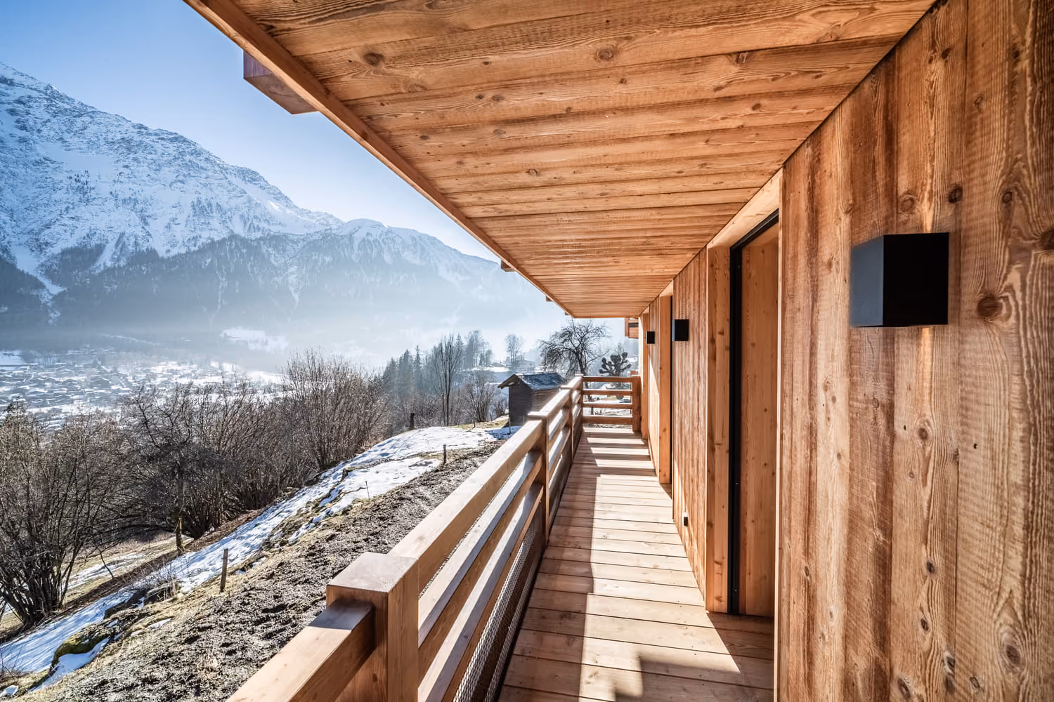 Grande terrasse du Chalet Astrée ouverte sur les sommets