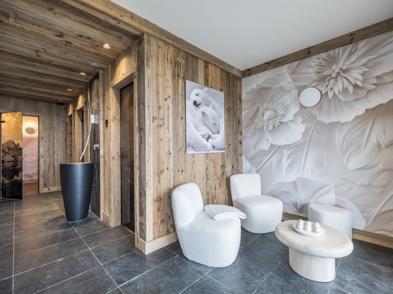 Espace détente d’un chalet avec fauteuils, décoration contemporaine et finitions en bois.
