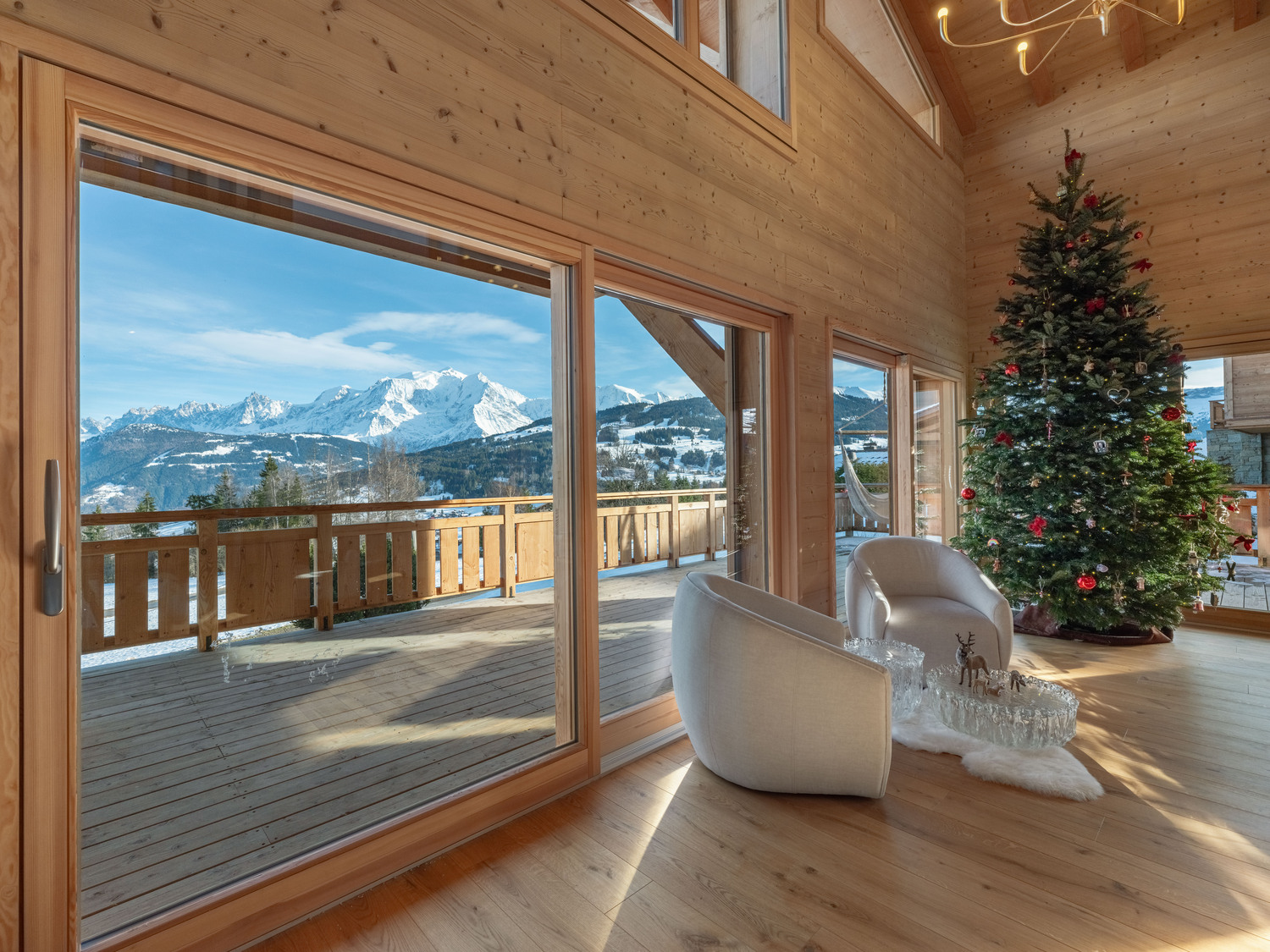 Salle à manger d’un chalet décoré pour Noël avec vue sur le Mont-Blanc