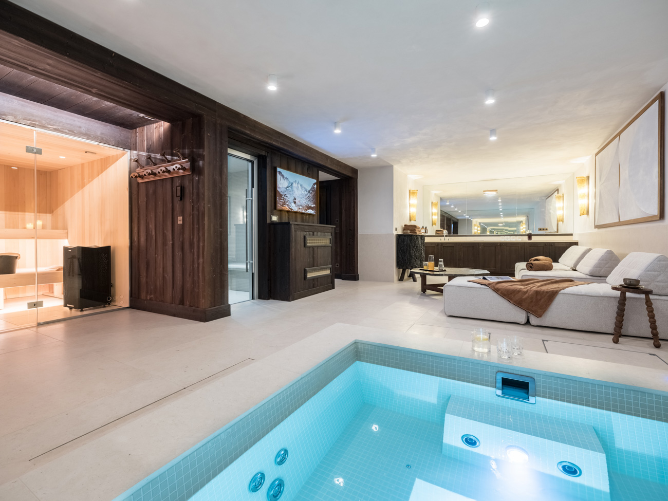 Espace bien-être d’un chalet avec jacuzzi intérieur, sauna et espace détente