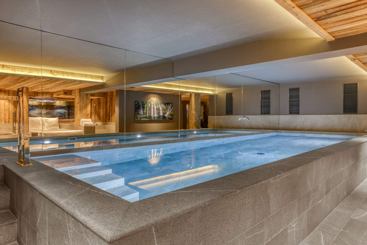 Piscine intérieure chauffée et espace bien-être dans un chalet de luxe à Megève