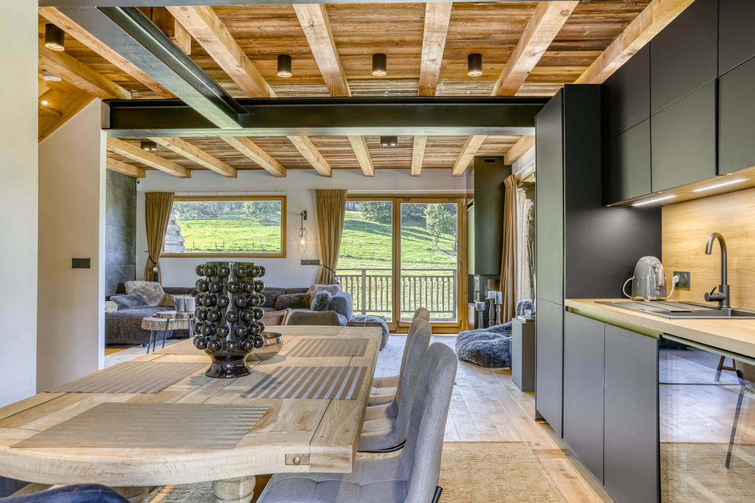Cuisine ouverte et salle à manger du Chalet Karuna à Combloux