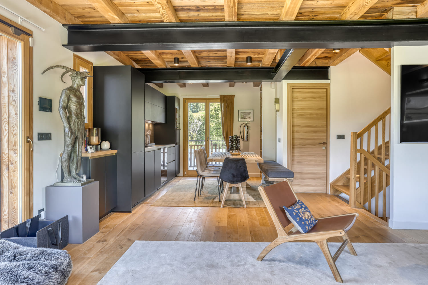 Pièce de vie avec cuisine ouverte du Chalet Karuna à Combloux