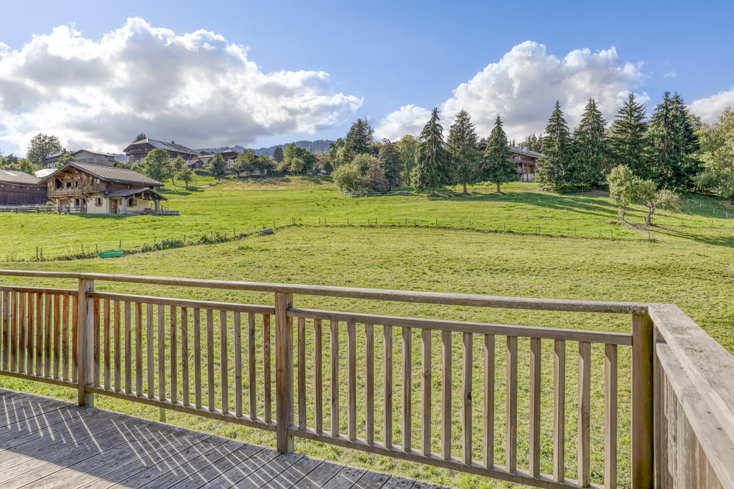 Vue sur les alpages depuis la terrasse du Chalet Karuna à Combloux