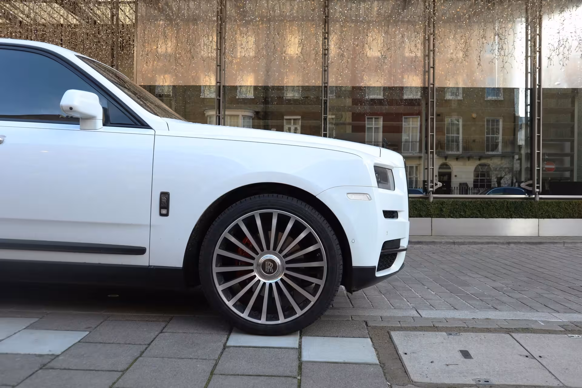 Chauffeur privé a Genève avec Rolls Royce Cullinan Blanc 