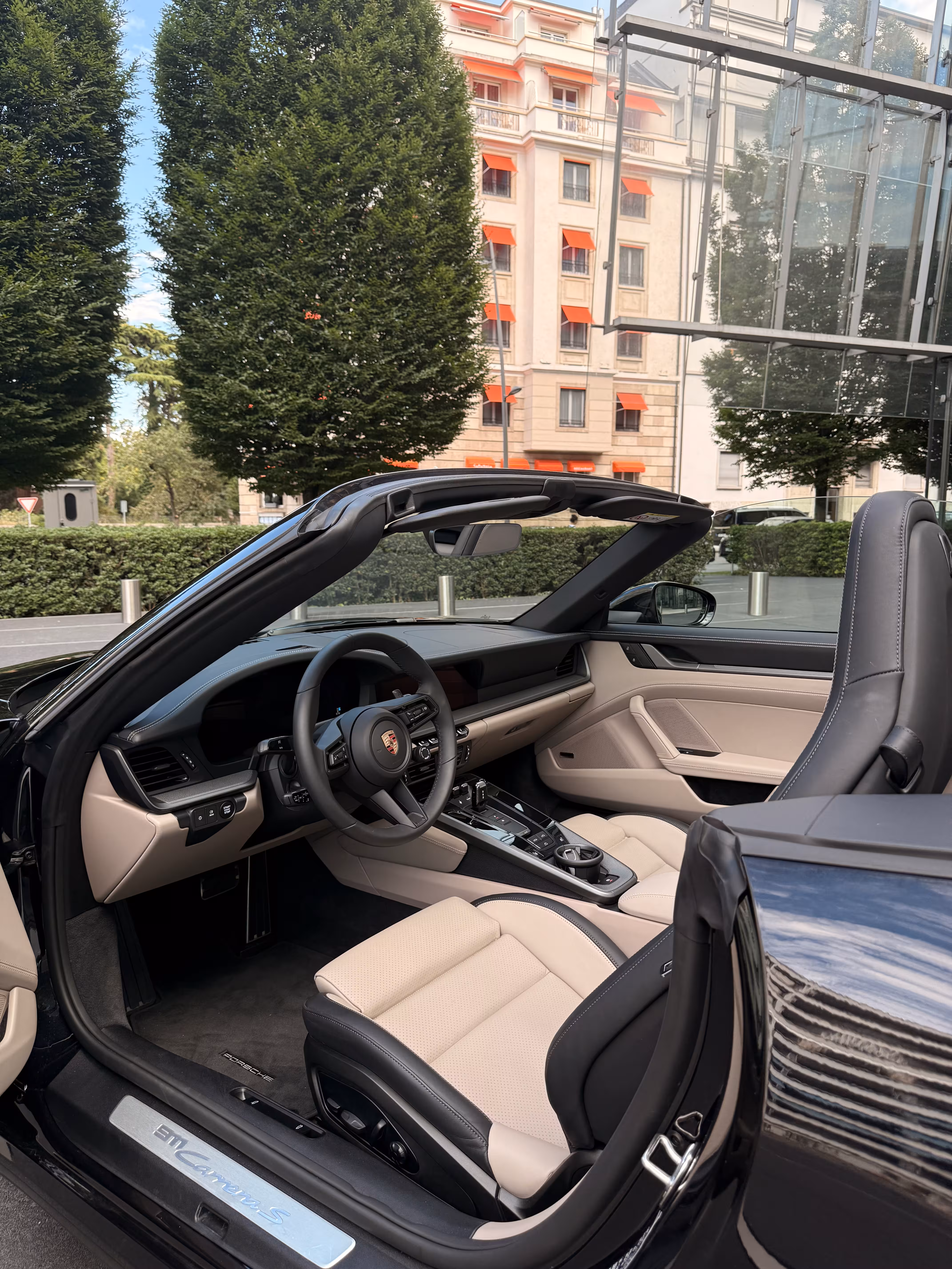 Prenez le volant d’une légende en choisissant la Porsche 911 Carrera S Cab, disponible en location de voiture de luxe chez Astral Motorclub. Grâce à sa transmission intégrale et son moteur turbo à la pointe de la technologie, cette 911 délivre des performances hors du commun sur les routes de Genève et partout en Suisse. Offrez-vous le luxe d’une expérience de conduite unique, tout en profitant du confort et de l’élégance caractéristiques de la gamme 911. Laissez-vous tenter par la location voiture prestige et vivez des sensations inoubliables au cœur d’un mythe automobile.