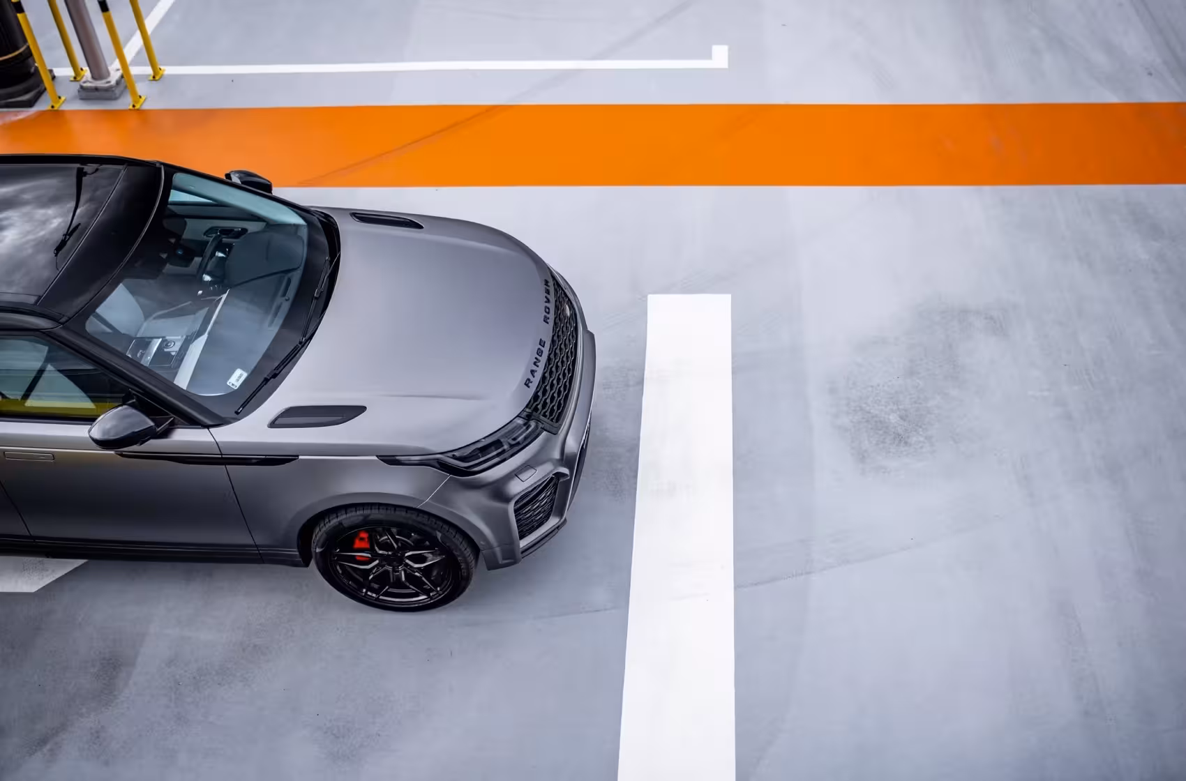 Profitez du luxe et du confort du Range Rover Velar en location en Suisse.