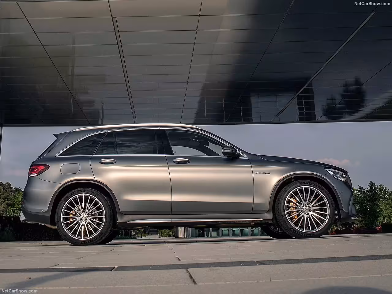 Alliant puissance brute et élégance moderne, le Mercedes-AMG GLC 63 S Coupé est l’exemple parfait d’un SUV qui ne fait aucun compromis. Son moteur V8 biturbo, son design dynamique et ses finitions de luxe créent un véhicule unique, idéal pour explorer les routes suisses avec style. Ce modèle phare, prisé pour son agilité et ses technologies de pointe, promet une expérience exclusive et immersive. Astral Motorclub vous invite à vivre cette symbiose entre sportivité et sophistication.