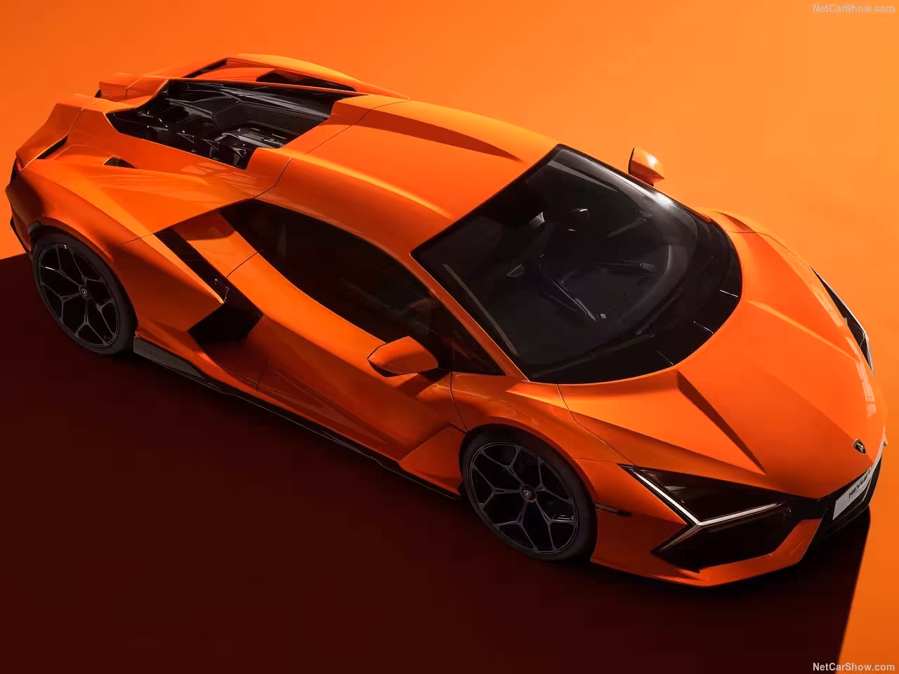 La Lamborghini Revuelto est une révolution dans l’univers des hypercars, alliant un moteur V12 atmosphérique à une technologie hybride de pointe. Ce système hybride rechargeable permet d’associer la fureur du V12 à l’efficacité énergétique des moteurs électriques, produisant une puissance cumulée de plus de 1000 chevaux. Conçue pour offrir des performances extrêmes tout en respectant les nouvelles exigences environnementales, la Revuelto redéfinit les standards de la supercar moderne. Avec Astral Motorclub, accédez à la location Revuelto et prenez le volant de cette hypercar exclusive pour un voyage inoubliable sur les routes suisses. Entre adrénaline, luxe et innovation, laissez-vous séduire par l’expérience ultime d’une Lamborghini nouvelle génération.