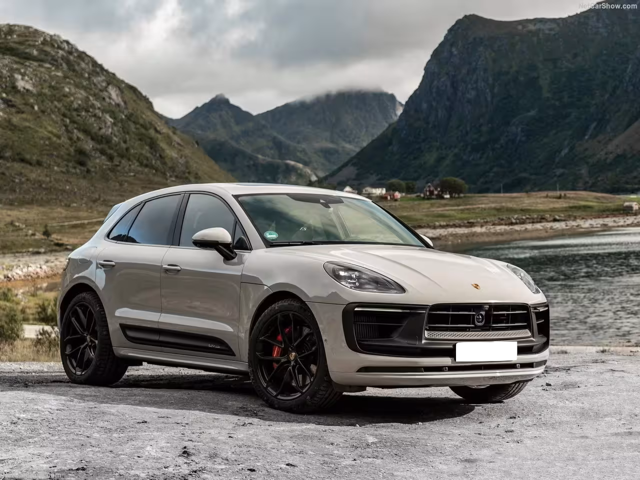 Le Porsche Macan GTS redéfinit les codes du SUV en combinant les performances d’une véritable sportive et l’élégance d’un véhicule haut de gamme. Équipé d’un moteur V6 biturbo de 2,9 litres développant 440 ch, il offre une accélération impressionnante et une maniabilité incomparable. Grâce à son système de traction intégrale intelligent et sa suspension abaissée, le Macan GTS est aussi à l’aise sur autoroute qu’en montagne. Offrez-vous une expérience de conduite alliant dynamisme, précision et confort. Avec Astral Motorclub, profitez d’un service haut de gamme adapté à vos besoins.