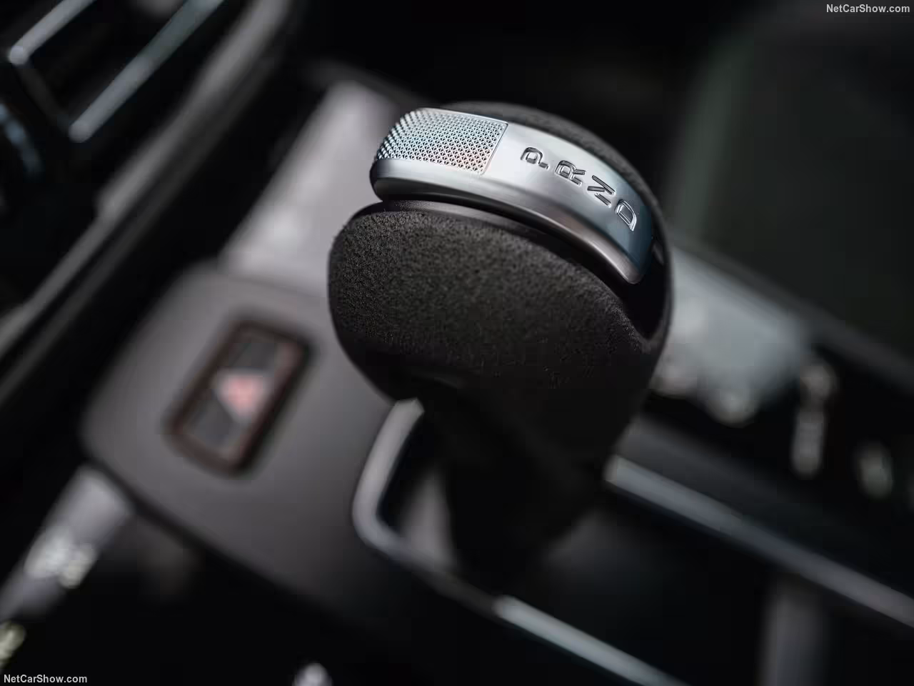 Le Porsche Macan GTS redéfinit les codes du SUV en combinant les performances d’une véritable sportive et l’élégance d’un véhicule haut de gamme. Équipé d’un moteur V6 biturbo de 2,9 litres développant 440 ch, il offre une accélération impressionnante et une maniabilité incomparable. Grâce à son système de traction intégrale intelligent et sa suspension abaissée, le Macan GTS est aussi à l’aise sur autoroute qu’en montagne. Offrez-vous une expérience de conduite alliant dynamisme, précision et confort. Avec Astral Motorclub, profitez d’un service haut de gamme adapté à vos besoins.