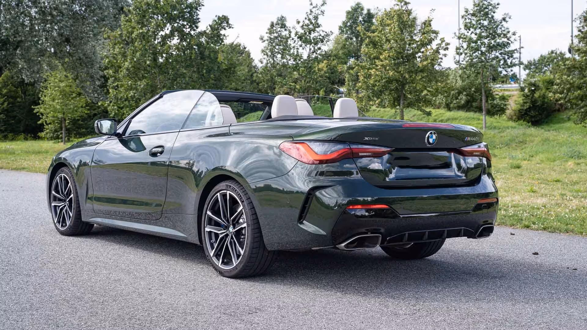 La BMW M430i est la définition parfaite d'une berline sportive moderne cabriolet. Équipée d'un moteur six cylindres en ligne et d'une transmission xDrive intelligente, elle combine une puissance impressionnante avec une tenue de route exceptionnelle. Que ce soit pour un déplacement professionnel, une escapade en montagne ou un événement spécial, la BMW M430i saura vous séduire par son équilibre parfait entre performance, confort et design audacieux. Choisissez la location d’une BMW M430i à Genève et dans toute la Suisse et découvrez une expérience de conduite exaltante, enrichie par une technologie de pointe et un intérieur raffiné.