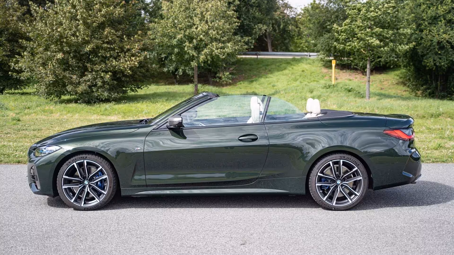La BMW M430i est la définition parfaite d'une berline sportive moderne cabriolet. Équipée d'un moteur six cylindres en ligne et d'une transmission xDrive intelligente, elle combine une puissance impressionnante avec une tenue de route exceptionnelle. Que ce soit pour un déplacement professionnel, une escapade en montagne ou un événement spécial, la BMW M430i saura vous séduire par son équilibre parfait entre performance, confort et design audacieux. Choisissez la location d’une BMW M430i à Genève et dans toute la Suisse et découvrez une expérience de conduite exaltante, enrichie par une technologie de pointe et un intérieur raffiné.