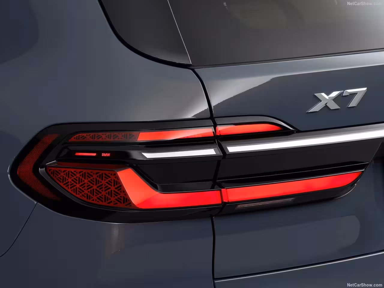 The BMW X7 xDrive 40d offers uncompromising performance while ensuring exceptional comfort and impressive fuel efficiency. Thanks to its 3.0-liter inline six-cylinder diesel engine, it combines the power of a high-end SUV with controlled consumption. This model is perfect for those looking for a robust and refined SUV that is ready for any condition, whether in the mountains or on the highway. With its clean design, spacious interior and cutting-edge technology, the BMW X5 xDrive 40d allows you to enjoy every journey, combining luxury, convenience and performance.