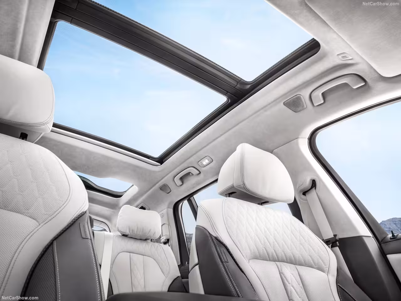 Sky Lounge panoramic sunroof