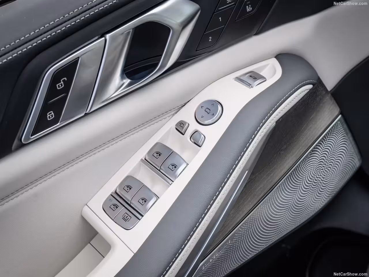 The perfect balance of elegance and sportiness: rent the BMW X7 today.