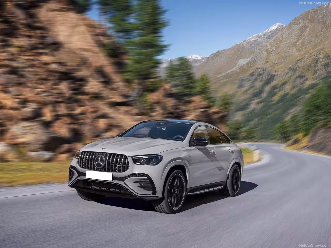 Le Mercedes-AMG GLE 53 redéfinit le concept de SUV sportif en combinant la puissance emblématique d’AMG à un design luxueux et des technologies de pointe. Doté d’une motorisation performante et d’un confort exceptionnel, il est idéal pour ceux qui recherchent une expérience de conduite dynamique sans sacrifier l’élégance. Louez un Mercedes GLE 53 AMG à Genève et parcourez les routes suisses en toute confiance. Ce modèle offre une combinaison parfaite entre sportivité, raffinement et innovation, faisant de chaque trajet une expérience mémorable et inoubliable.