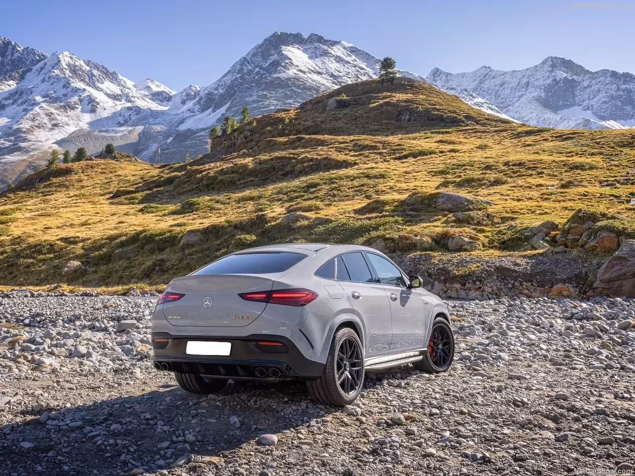 Vue arrière de GLC63 avec montagne en arrière plan 