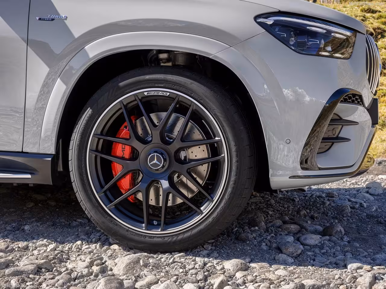 Le Mercedes-AMG GLE 53 redéfinit le concept de SUV sportif en combinant la puissance emblématique d’AMG à un design luxueux et des technologies de pointe. Doté d’une motorisation performante et d’un confort exceptionnel, il est idéal pour ceux qui recherchent une expérience de conduite dynamique sans sacrifier l’élégance. Louez un Mercedes GLE 53 AMG à Genève et parcourez les routes suisses en toute confiance. Ce modèle offre une combinaison parfaite entre sportivité, raffinement et innovation, faisant de chaque trajet une expérience mémorable et inoubliable.