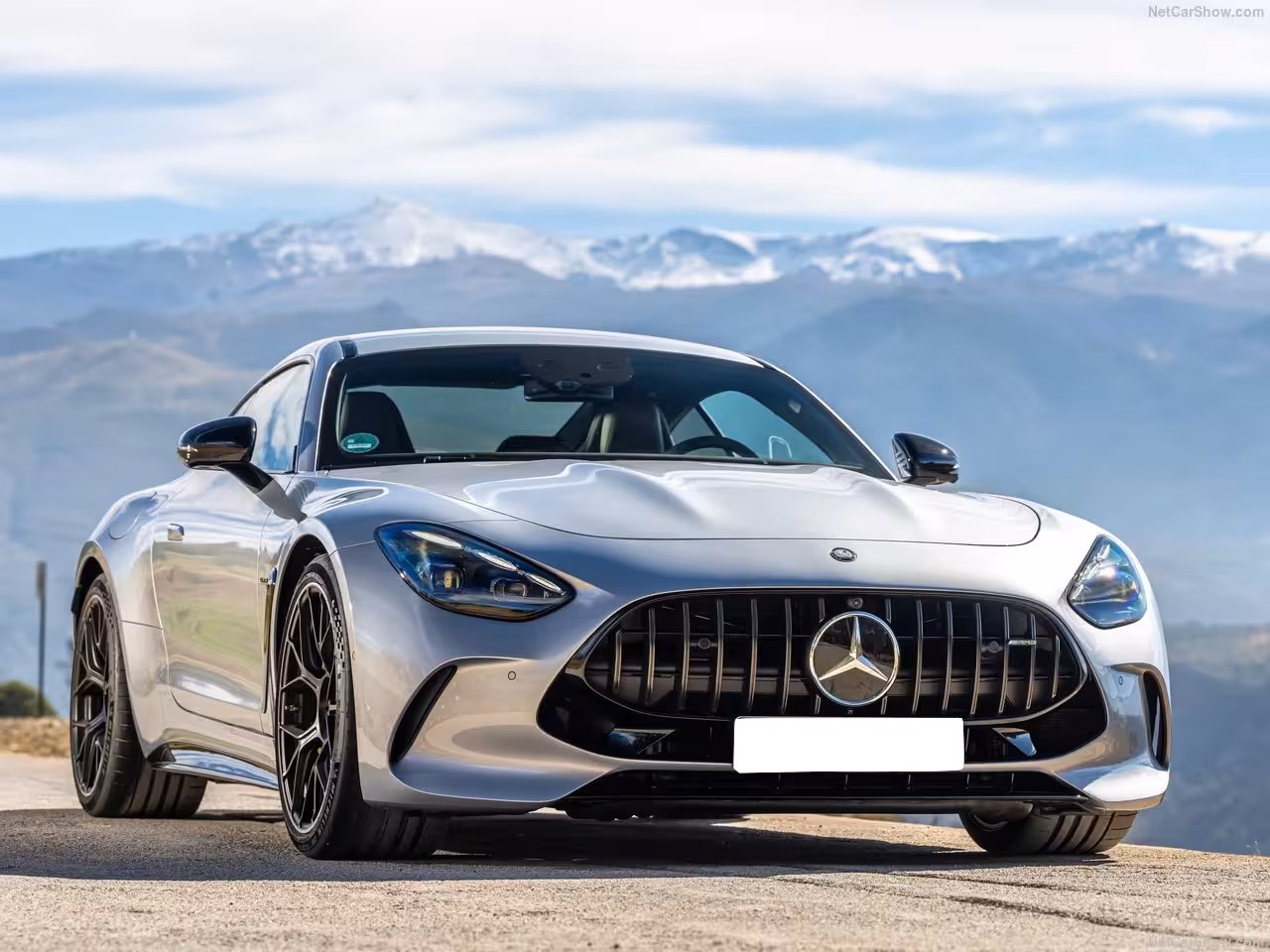 La Mercedes-AMG GT63 Coupé est une supercar à moteur avant central, conçue sans compromis. Directement issue de l’univers des GT3 de compétition, elle allie un châssis affûté, une aérodynamique active, une transmission arrière et un V8 biturbo de 4.0L développant 585 chevaux. Elle avale le 0 à 100 km/h en 3,7 secondes, avec une vitesse de pointe de 318 km/h. Son design long et bas, ses ailes musclées et sa double sortie d’échappement envoient un message clair : vous êtes au volant d’une authentique machine de sport, conçue pour les routes sinueuses comme pour les lignes droites à très haute vitesse.