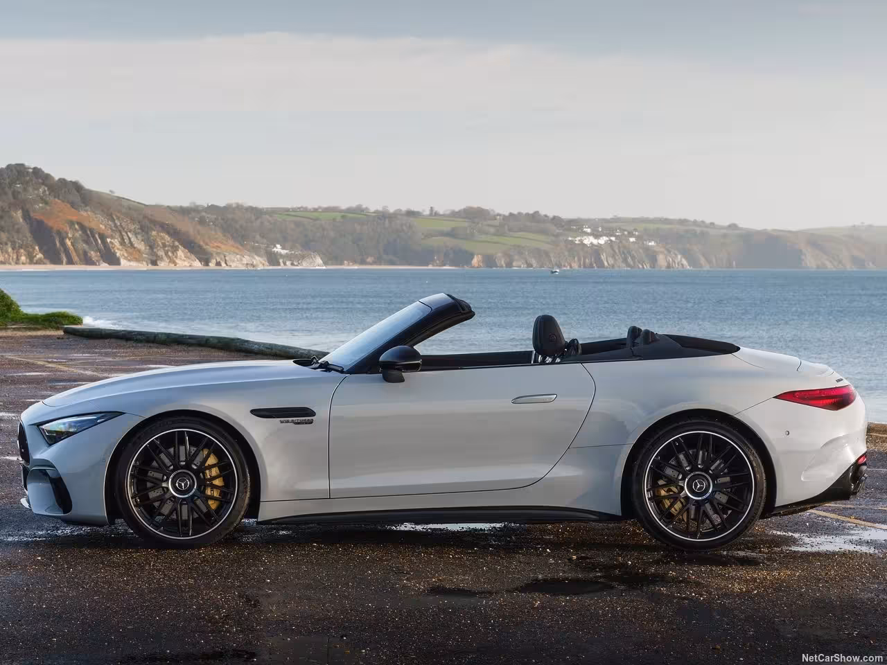 Vivez l’alliance parfaite du luxe et de la sportivité en optant pour la location de voiture de luxe avec la Mercedes-AMG SL 63. Ce cabriolet haut de gamme, disponible chez Astral Motorclub, vous invite à parcourir les routes suisses, notamment à Genève, avec élégance et puissance. Son moteur V8 biturbo et son châssis rigidifié délivrent des performances époustouflantes, tandis que son intérieur raffiné propose un confort digne des plus grands palaces. Misez sur la location voiture prestige et laissez-vous séduire par le charme intemporel de l’AMG SL 63.