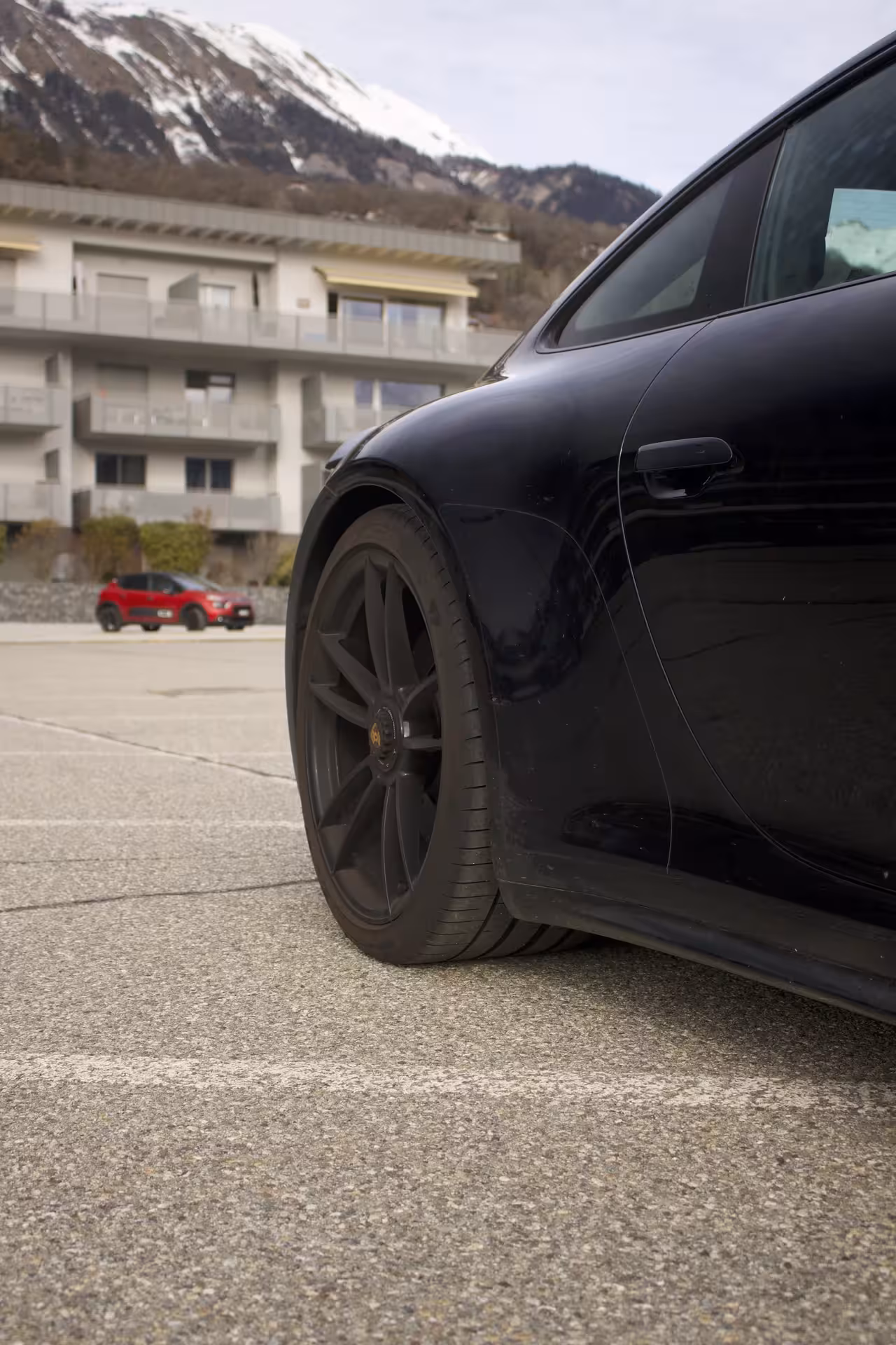 Prenez le volant d’une légende en choisissant la Porsche 911 Carrera 4 GTS, disponible en location de voiture de luxe chez Astral Motorclub. Grâce à sa transmission intégrale et son moteur turbo à la pointe de la technologie, cette 911 délivre des performances hors du commun sur les routes de Genève et partout en Suisse. Offrez-vous le luxe d’une expérience de conduite unique, tout en profitant du confort et de l’élégance caractéristiques de la gamme 911. Laissez-vous tenter par la location voiture prestige et vivez des sensations inoubliables au cœur d’un mythe automobile.